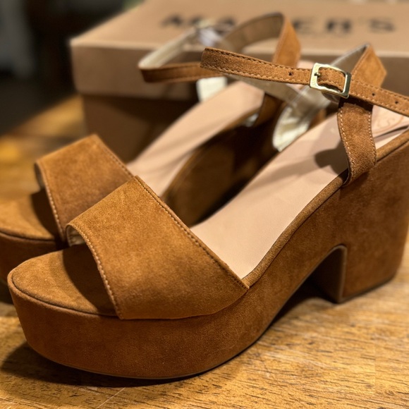 Tan suede heels. NIB. Ladies as 9 - Picture 7 of 9